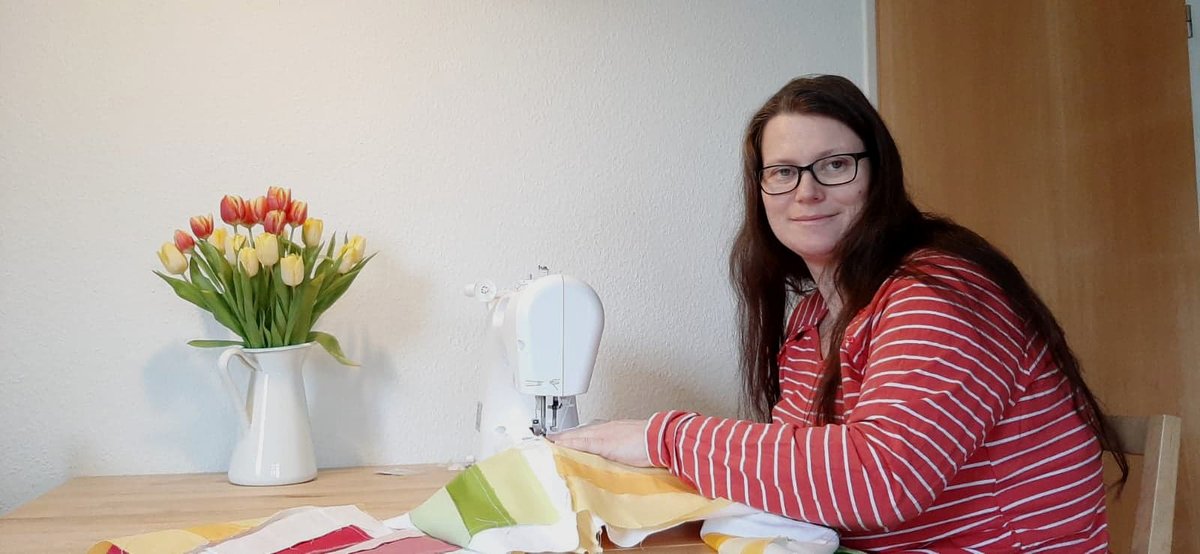 ApothekeAdhoc's tweet photo. Für #PTA Katharina Kraft ist das Nähen nicht nur eine Freizeitbeschäftigung neben der Arbeit in der #Apotheke – die 36-jährige Mutter hat ihr Hobby zum #Nebenberuf gemacht und lässt ihrer #Kreativität an der #Nähmaschine freien Lauf. https://t.co/xH3kDvKb5h https://t.co/R49whV2GqL