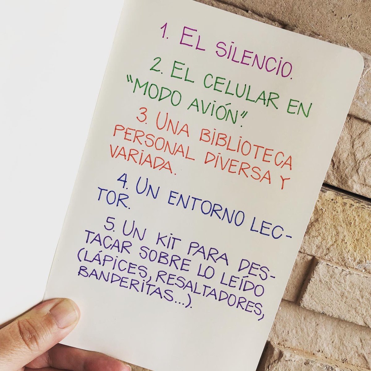 🤝Aliados de la lectura 💥⁣
⁣
#HábitosDeLectura #HábitosDeLecturaLR #QuienNoLeePierde #LeerEnModoAvión