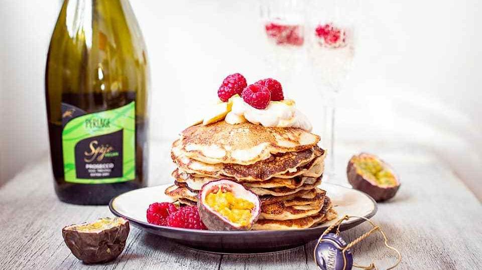 ProseccoDOC's tweet photo. Breakfast for dinner? Count us in. We're making a stack of @chocochili's banana-oat pancakes and topping it off with a glass of @Perlagewinery  #ProseccoDOC. 🥞 https://t.co/wrOIwJ4VoK