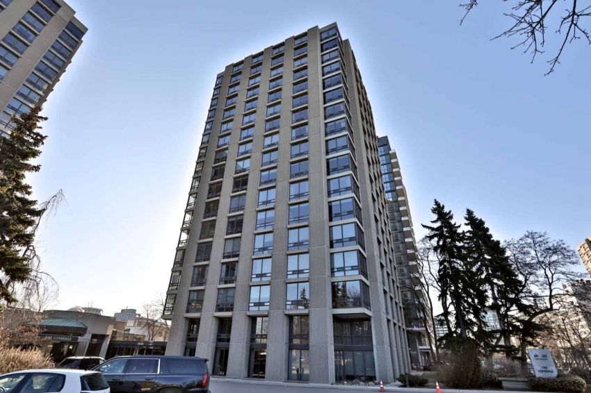 619 Avenue Road, #602 for sale! 

Custom renovated 1-bdrm suite for luxury living. Designed by Connie Braemar,  features floor-to-ceiling windows and spectacular tree-lined views. Amenities include concierge, heated outdoor pool, sauna, BBQ area, &amp; more!

buff.ly/2vhtCCO