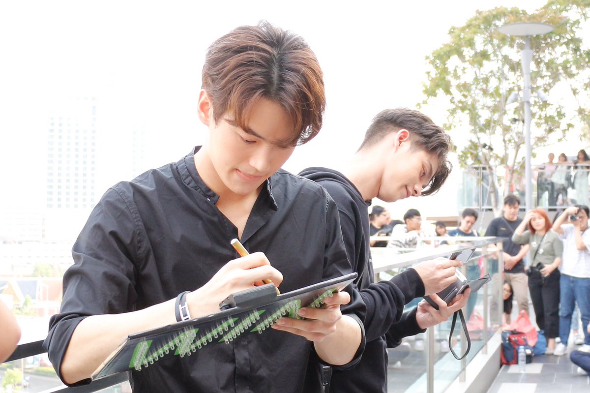 tarntm's tweet photo. ท้ายสุดจริงๆและ คนน้องเซ็นป้าย คนพี่ยืนยิ้มให้กับรูปคนเดียว นายไบ๊คลั่งรักมุวินไม่ได้มาเพราะโชคช่วย 😗

#ไบร์ทวิน https://t.co/RMzA28AAjj
