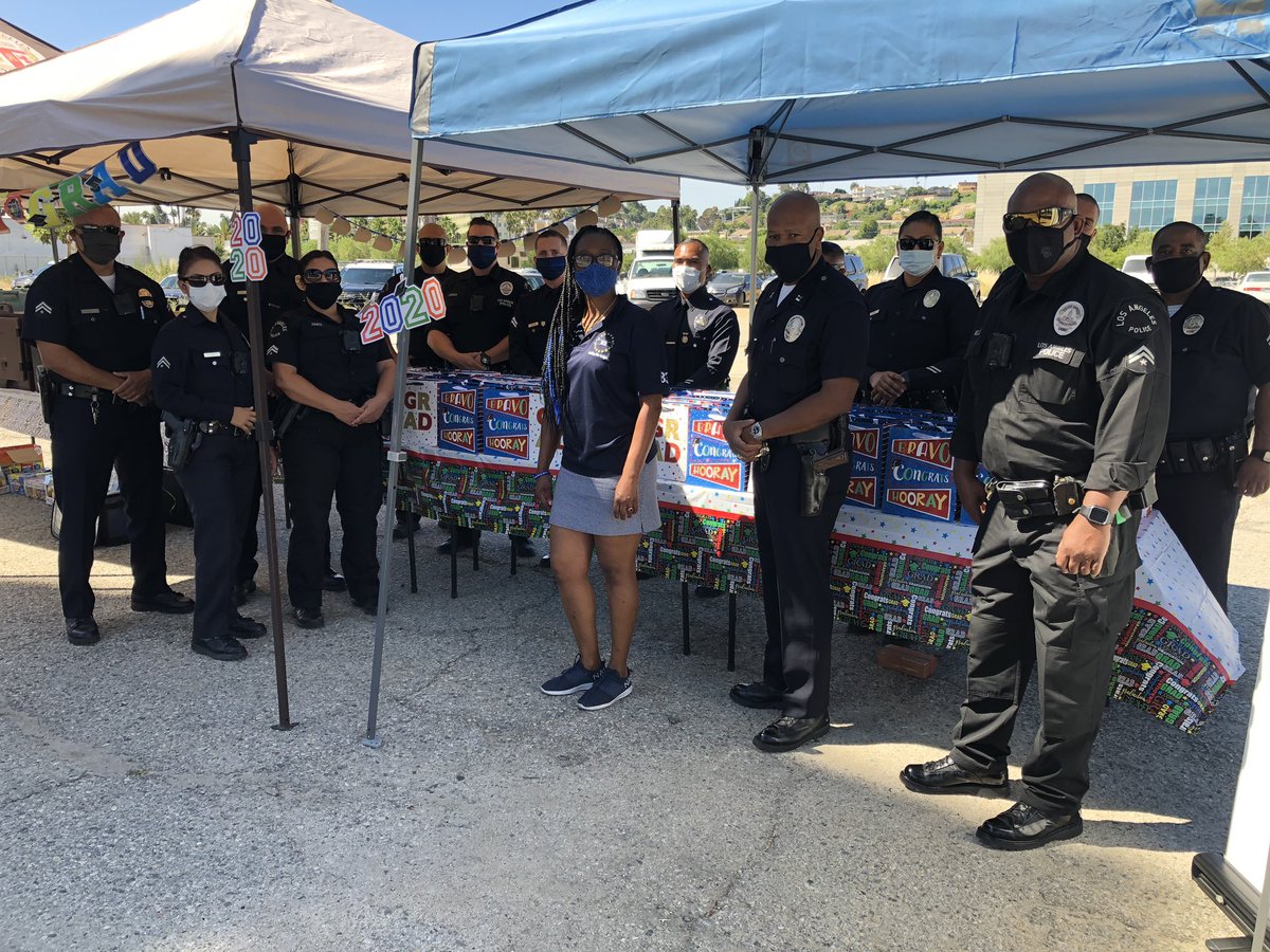 LAPD77thSt's tweet photo. Today 77th Street Area and Captain Neil celebrated the culmination of Obama Middle School with @daphnebradford and #BuildingBlueBridges #B3 We enjoyed bringing smiles to our young graduates! @LAPD_ARCOS @LabradaAl @LAPDChiefMoore @LAPDRuby @LAPDETingirides @LAPDJohnShah https://t.co/0KoSjiSLge
