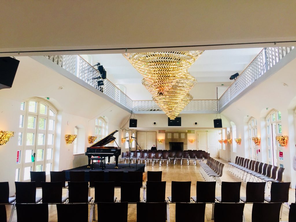 ManuelBrug's tweet photo. @klavierfestival means big and small venues - if corona compatible. Like #SchloßGartrop in Hünxe. Lovely place, strong 💪 double concert with #AnikaVavić. Lots of unknown #Beethoven gruff #EroicaVariations included. And crying peacocks in the night. Loved it 😘🤗 https://t.co/BKlvlQFSDw