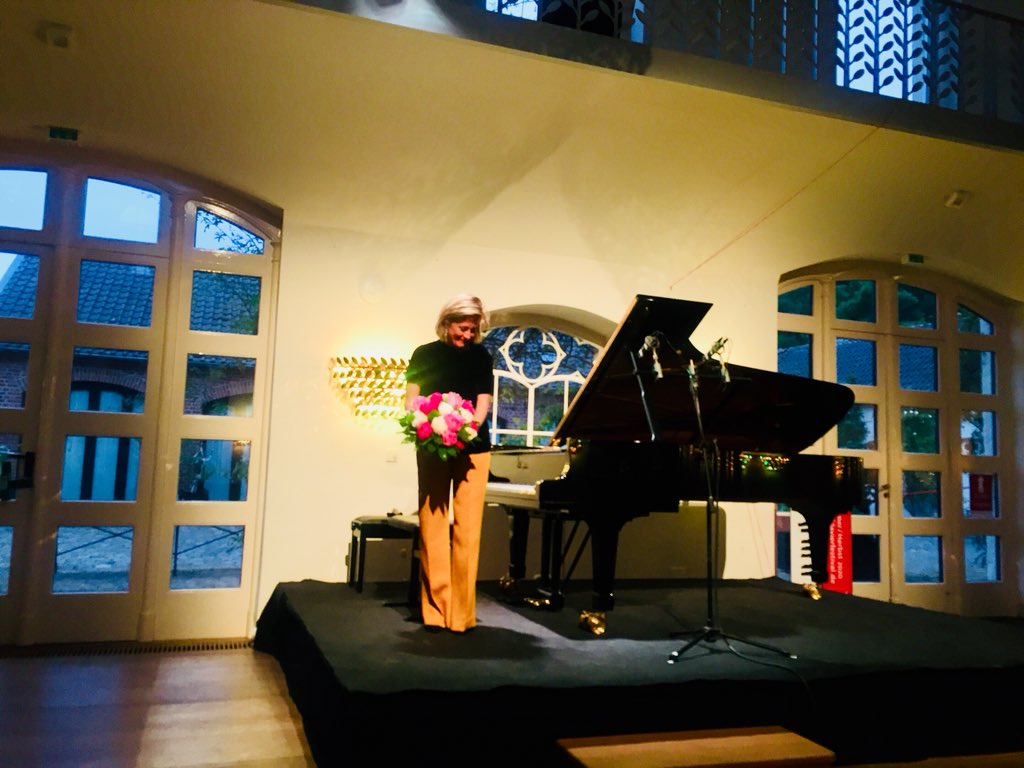 ManuelBrug's tweet photo. @klavierfestival means big and small venues - if corona compatible. Like #SchloßGartrop in Hünxe. Lovely place, strong 💪 double concert with #AnikaVavić. Lots of unknown #Beethoven gruff #EroicaVariations included. And crying peacocks in the night. Loved it 😘🤗 https://t.co/BKlvlQFSDw