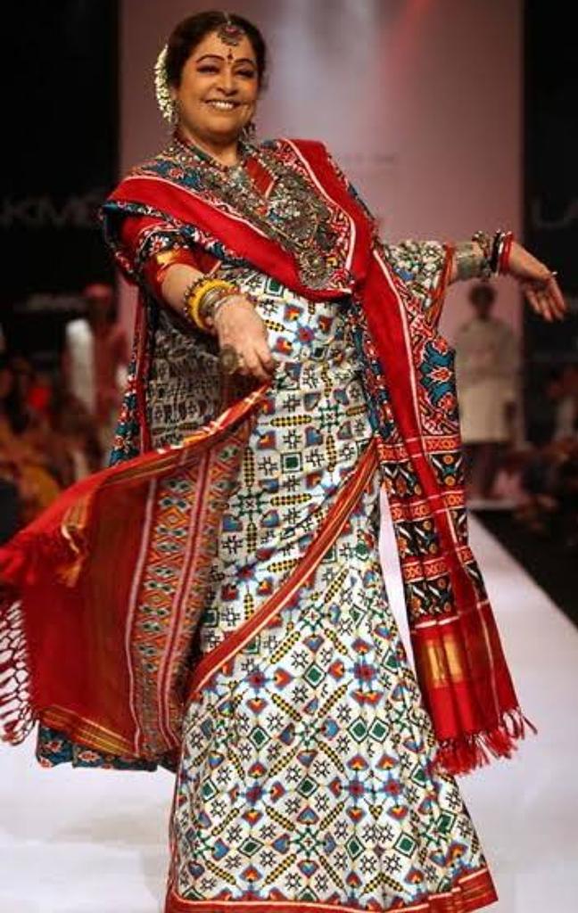 hg1460's tweet photo. @FoundationPK @ehsaaswomen 1st :- DIA MIRZA(@deespeak )-- 
" UPPADA JAMDANI SAREE "
2nd :- PRIYANKA CHOPRA(@priyankachopra  --
 " CHIKANKARI SAREE "
3rd :- KIRRON KHER (@KirronKherBJP ) -- 
" PATOLA STYLE LEHENGA CHOLi "
#FASHIONCONTESTALERT
#PKFFashionContest 

@mahavir4275 
@Shray11Jain 
@h416g 
@ng1296 https://t.co/pThY6TO5Oh