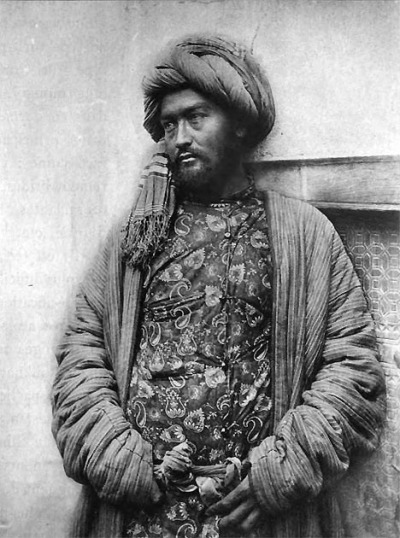People of  #Bukhara: A  #Tajik man near  #Bukhara,  #CentralAsia  #Khorasan 1898-1899. Very nice old bohemian style, caftan, turban.Unknown photographer.