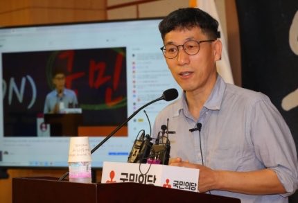 저는 중권샘이 잘 준비되고 정리된 원고를 읽는 모습을 좀 보고 싶어요. 
진중권 “문 대통령, 남이 써준 연설문 읽어…자기의견 없어” 
m.news.naver.com/read.nhn?mode=…