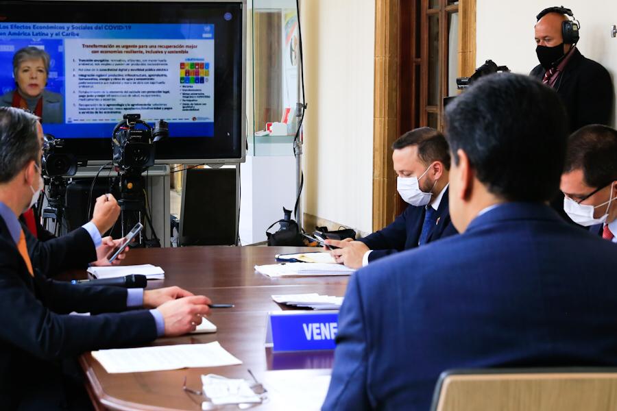 NicolasMaduro's tweet photo. Extraordinaria videoconferencia, de intercambio y debate de alto nivel con los Presidentes, Primeros Ministros del ALBA-TCP y la Secretaria Ejecutiva de la CEPAL. Analizamos el surgimiento de una nueva economía post pandemia, solidaria y de respeto a la vida de nuestros pueblos. https://t.co/RSAAupzCI0