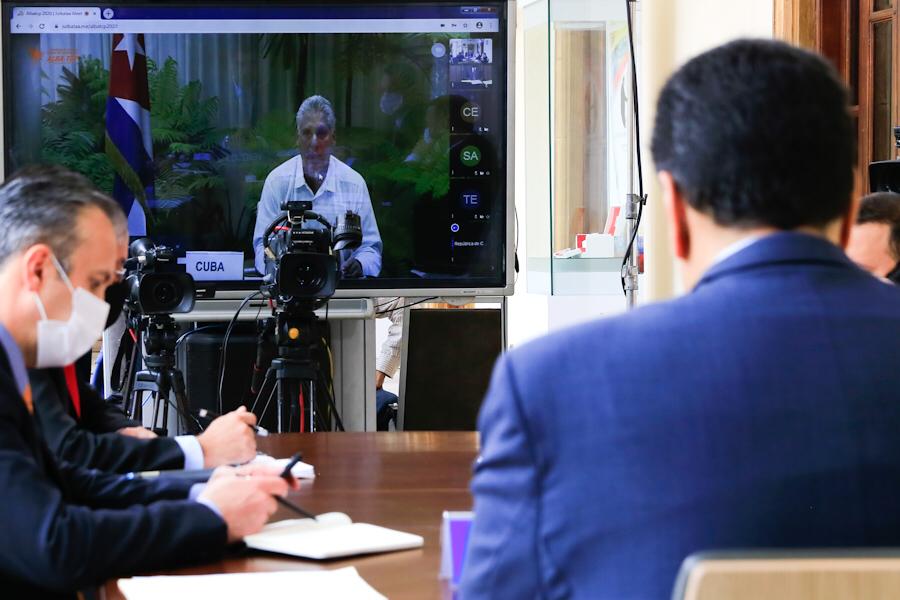 NicolasMaduro's tweet photo. Extraordinaria videoconferencia, de intercambio y debate de alto nivel con los Presidentes, Primeros Ministros del ALBA-TCP y la Secretaria Ejecutiva de la CEPAL. Analizamos el surgimiento de una nueva economía post pandemia, solidaria y de respeto a la vida de nuestros pueblos. https://t.co/RSAAupzCI0