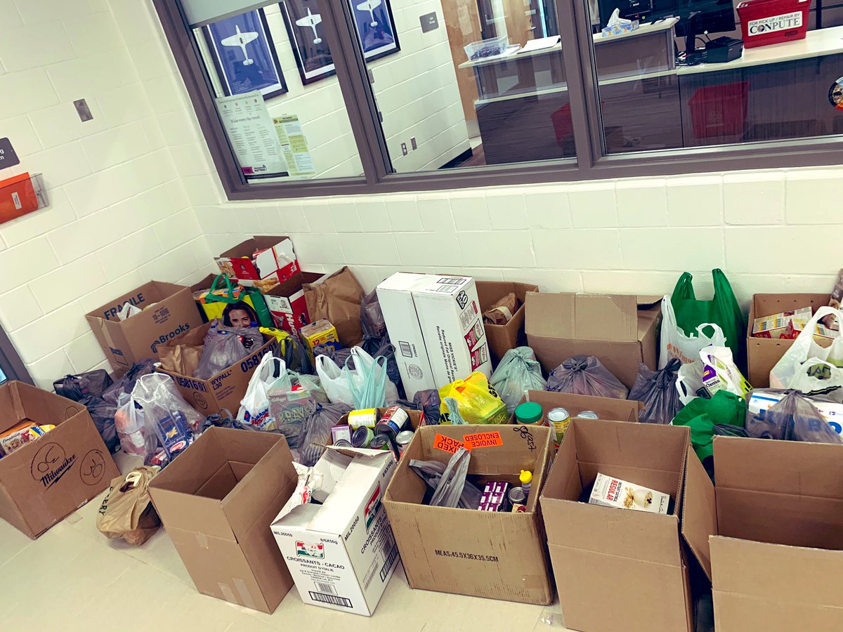 minolichandra's tweet photo. Simply remarkable to see our Student Equity Ledership Team virtually plan, organize and today execute. Way to go! @elsie_macgill #Supportivecommunity #generousdonations #fooddrive https://t.co/FX0OaYx3zW