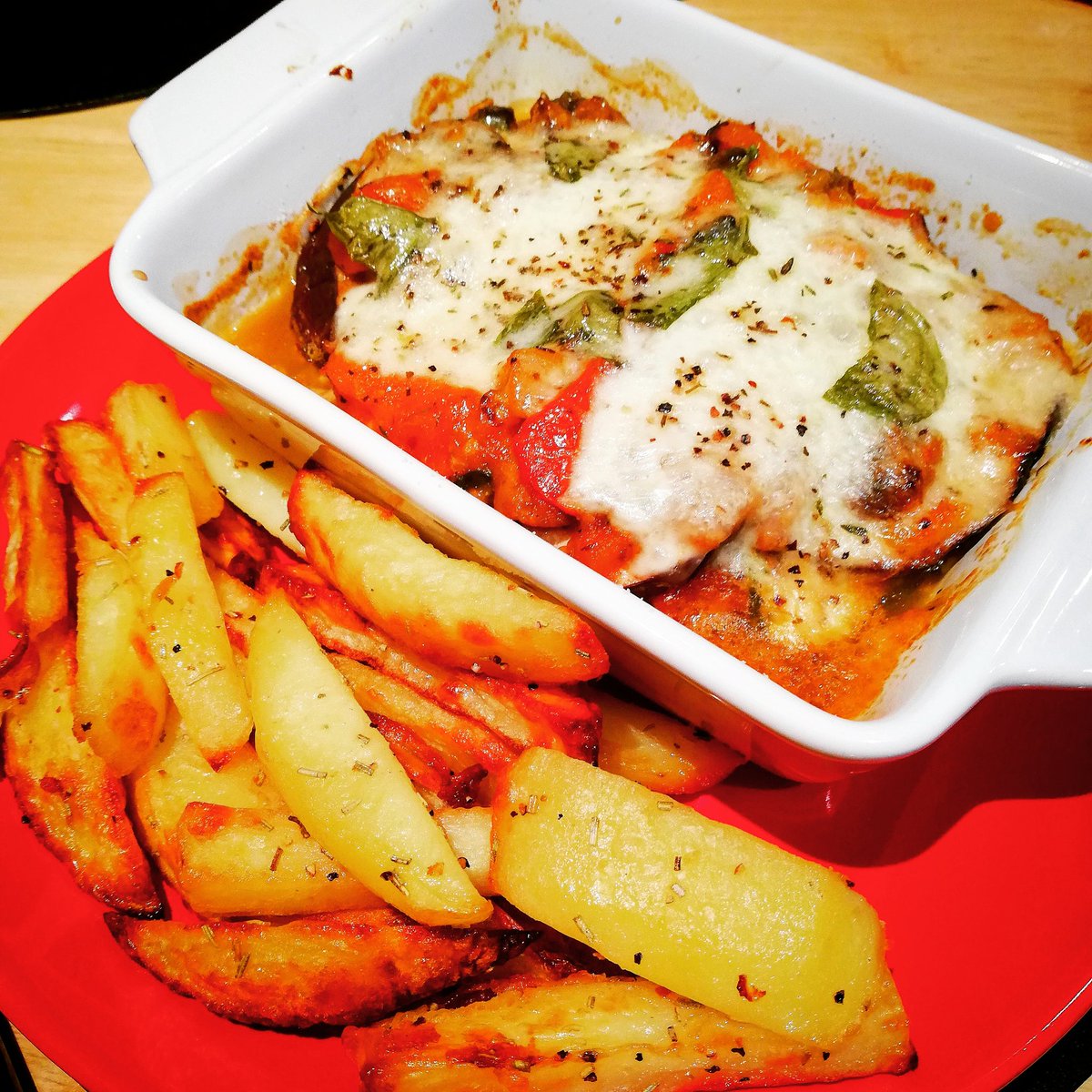 leanwithcorinne's tweet photo. Individual aubergine oven bakes using mushrooms, onion, garlic, basil, mozzarella &amp; parmesan served with homemade fries #eatwell #beleanwithcorinne #traintoeat #healthyliving #homemadefries
https://t.co/Xj4YqrOKSq https://t.co/TrBgrDm9G5
