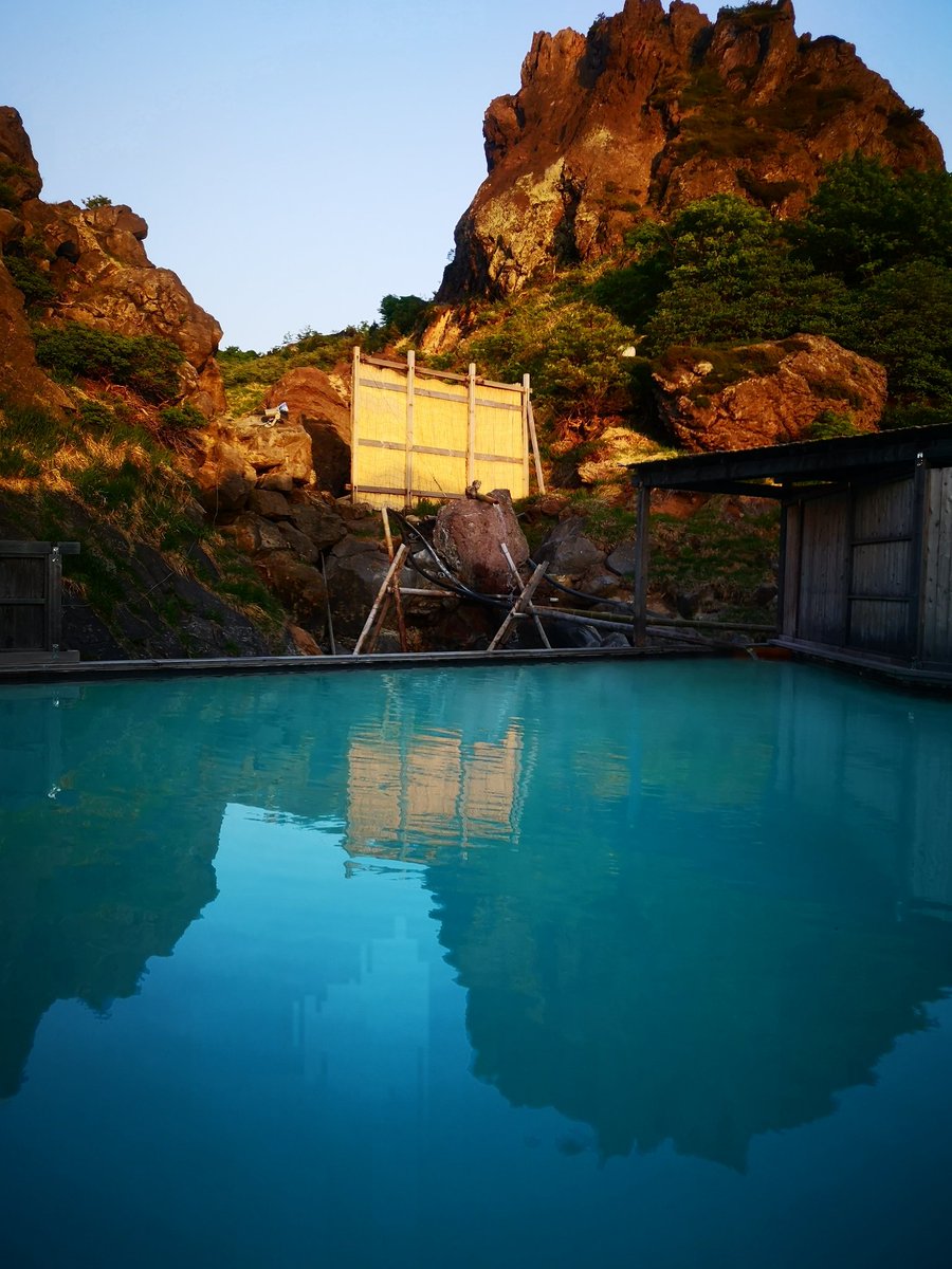 ハイダウェイ 夕方に立ち寄った栗駒山荘のお隣にある須川高原温泉 噂の青い大露天風呂は あれ よく見ると透明じゃね 風呂底が青いんじゃん ズル ぅ 源泉ドバドバで 鮮度が高いから透明っていう人もいるけど この広さで そうかなぁ 蚊やアブ ハイダウェイ 夕方に立ち寄った栗駒山荘のお隣にある須川高原温泉 噂の青い大露天風呂は あれ よく見ると透明じゃね 風呂底が青いんじゃん ズル ぅ 源泉ドバドバで 鮮度が高いから透明っていう人もいるけど この広さで そうかなぁ 蚊やアブ