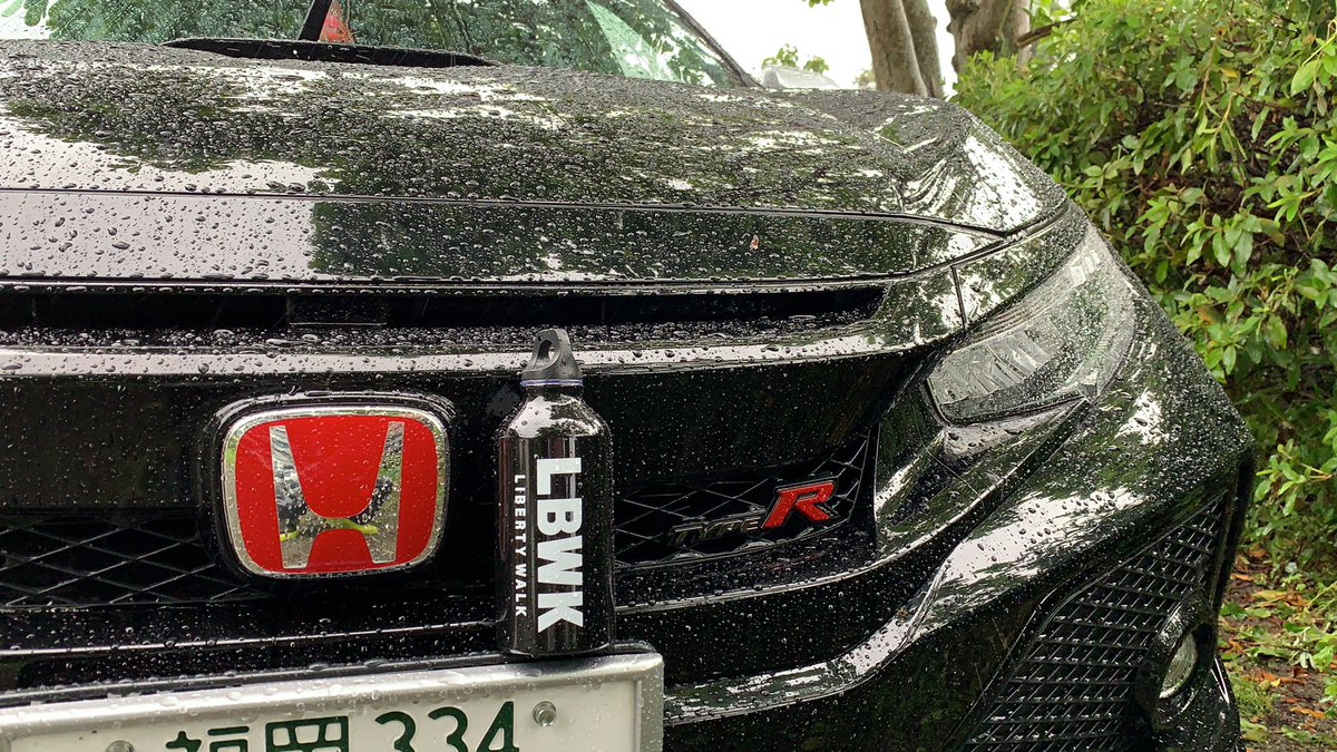 mc11211's tweet photo. 雨にも負けず風にも負けず家にある車4台梅雨バチバチ仕様に変更中!!
今日はマジックシャンプーを初めて使ったばってん洗浄力もあるし撥水力もかなり凄かばい!!
これはトップコートに持ってこいばい!!
#LIBERTY WALK
#BUCKSTAR
#マジックシャンプー
#キチガイ洗車
#田舎魂 https://t.co/hkc7Si3ovJ