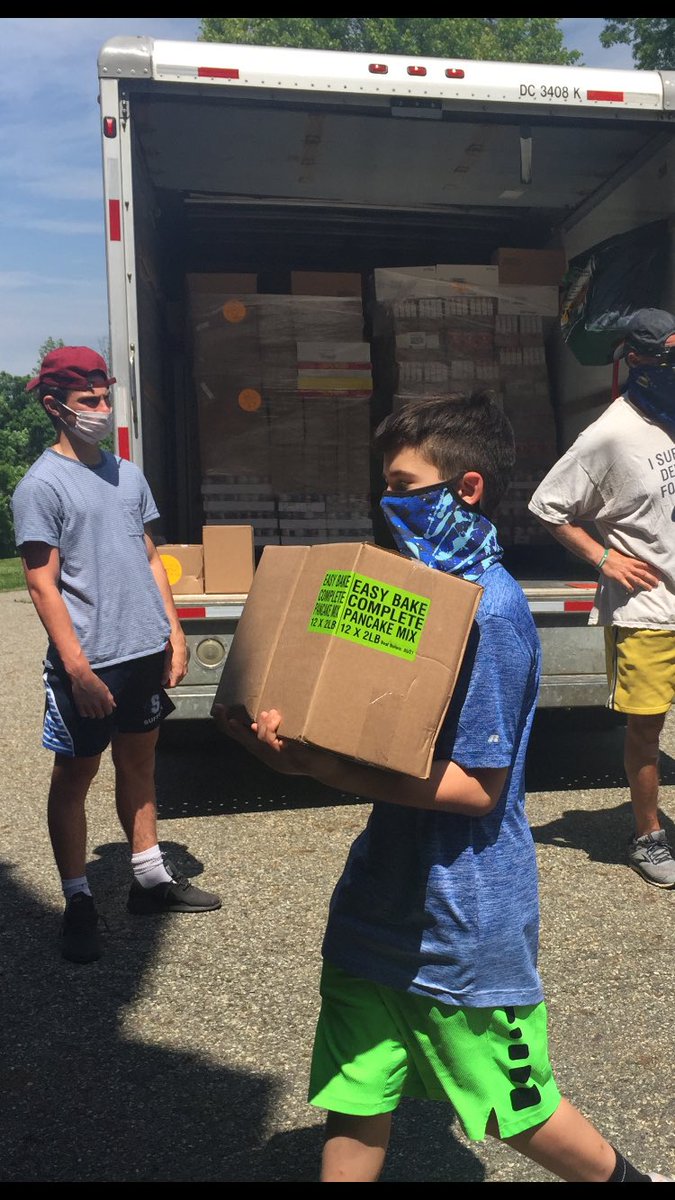 violafifth's tweet photo. Today, our 5th graders gave a class gift that will touch many of our friends &amp; neighbors. Thank you, Sloatsburg Food Pantry! @ViolaAchieves https://t.co/ev0QSS3sKf