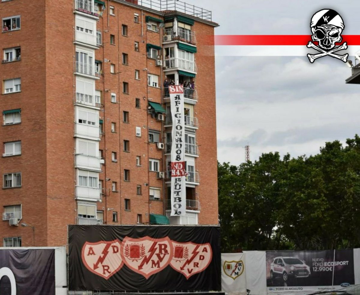 bukaneros92's tweet photo. ¿Cómo iba a salir en televisión la pancarta que saca sus colores?
La imagen de Vallekas ha sido esta y ha tenido lugar fuera del Estadio.

Lo de hoy, no es fútbol. https://t.co/XfCIUfCzgW