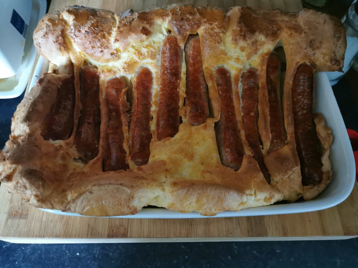 eoghanmulgrew1's tweet image. Toad in the hole for dinner tonight, @EWSButchers pork sausages, creamed mash, buttered broccoli, garden peas, onion, rosemary and red wine jus #idocooking #dinner #irishchef #irishfood #cheflife @easyfoodmag @bbcgoodfood