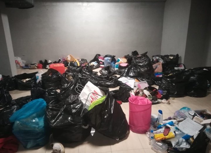 nebihesacma's tweet photo. Apar topar memleketlere gönderdiniz 3 hafta sadece dediniz. Aceleden kıyafetlerimizi, kişisel eşyalarımızı alamaz olduk. Eşyalarınız bize emanet dediniz. Siz emanetlere böyle mi sahip çıkıyorsunuz? Çarşaf yırtılınca depozitodan 3 çarşaf parası kesersiniz ama. 
#KYKdaNelerOluyor https://t.co/fzn0dXwHCe