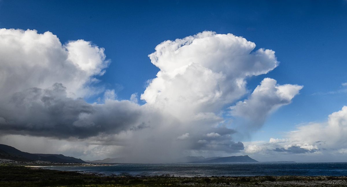 Greggit's tweet photo. @Bruceps About right - this afternoon, rainstorm approaching Hermanus. https://t.co/u2Xz3oOJ0w