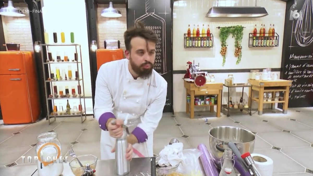 TopChefOOC's tweet photo. Adrien : "Aucune pitié c'est compèt à mort" 

Adrien 10 minutes après : "Bon là je pars sur un plat que j'ai jamais fait à base de peau d'insecte et de gasoil" 

#TopChef https://t.co/hK3asj0Fer