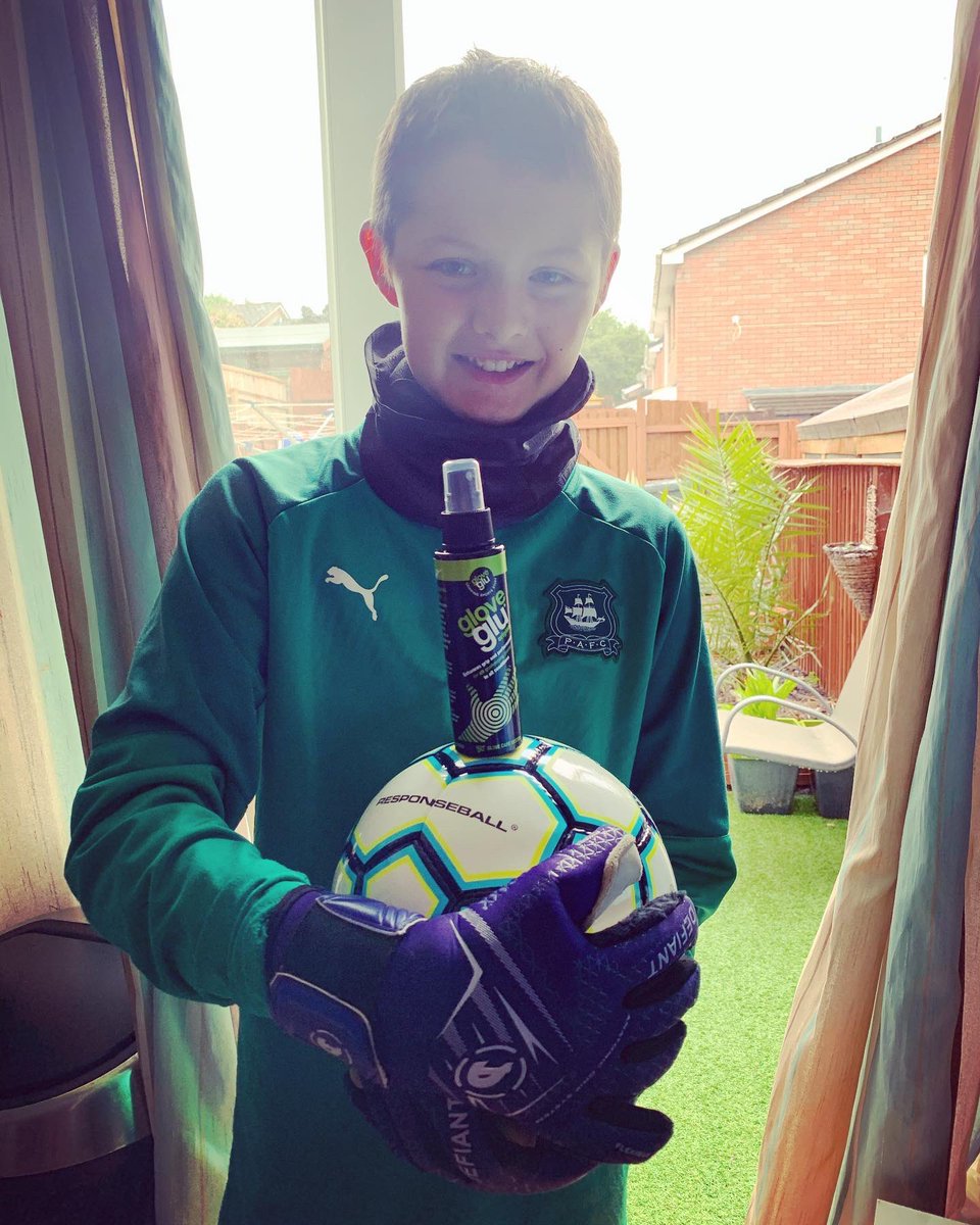 Leanne_Howarth's tweet photo. Thank you @gloveglu Tom cant wait to try the @responseball and Glu out. He’s got his @Defiancegloves ready for a training session tomorrow 🧤🔥 #goalkeeper #gloveglu #responseball #gk #thankyou #sponsoredbydefiance https://t.co/hZv6KjtZT0