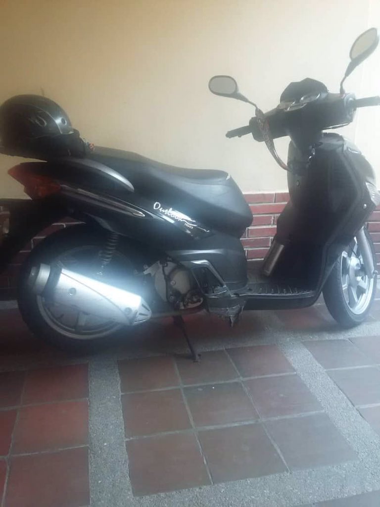 44Jesteller's tweet photo. 🏍🏍📖✅✅ Por Favor, pido un Minuto de su Atención.
Un Joven Trabajador, Amigo mio y Una Excelente Persona, le fue Robada su Moto cuando se Bajaba en Nuestra Oficina en Caracas, para Consignarnos unos Articulos Deportivos.
Por Favor, seria de Gran Ayuda un RT.
Muchas Gracias. https://t.co/HmV4hOJLQG