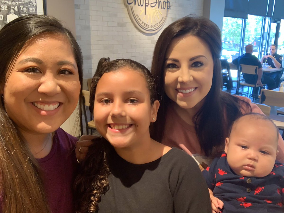 MsHKinderCrew's tweet photo. We LOVE these two faces ohhhh SO much and loved having a little lunch date with them at a new place!!!! 🤗❤️🤗 #bestbabycuddlesever #summerwithfriends @julie_elm4 @LindseyElem https://t.co/F2j51u7kxx