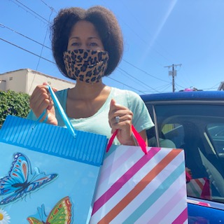 worldartpoetry's tweet image. Making curbside deliveries of our Self-Care kits to sex trafficking survivors. #CreativeService #Engagement #Leadership