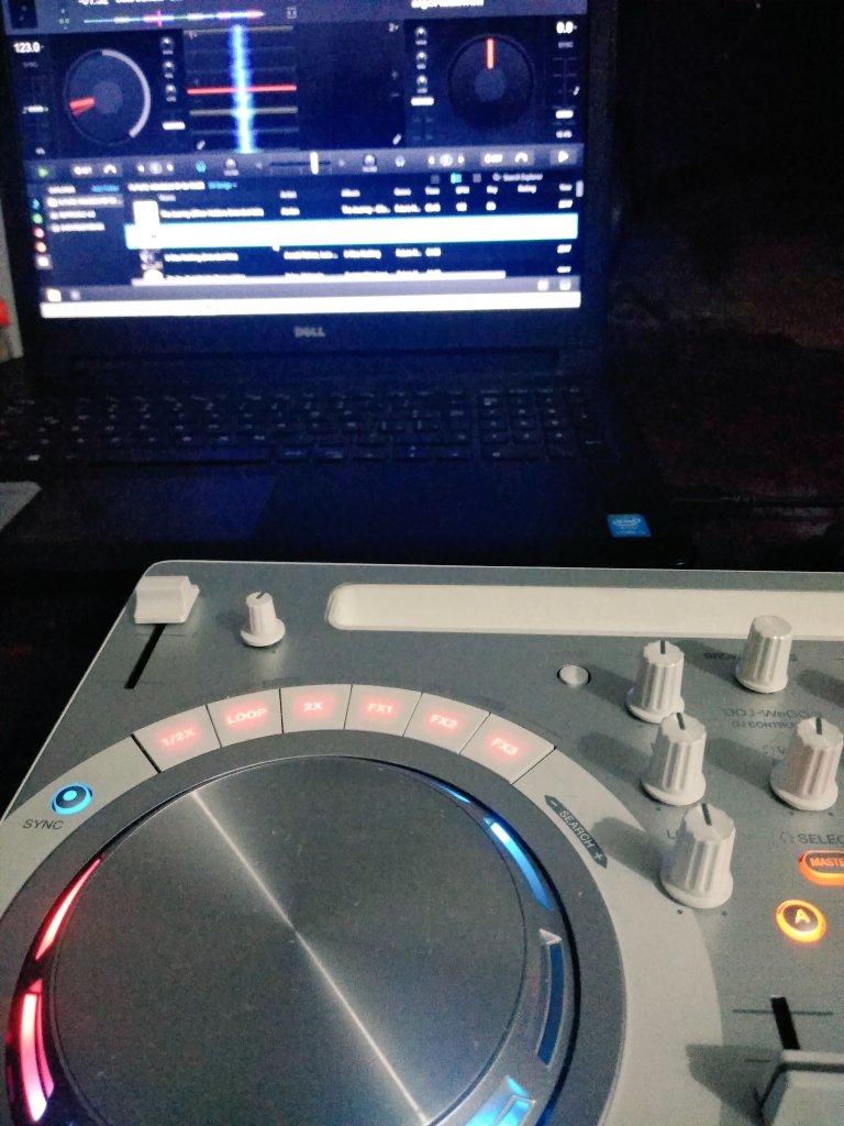 Fernand32227455's tweet photo. Nuevo tema!!! #Riov #dj 🎶💻🎛️👍🎧🤙😊🤓🎚️#remix #beat https://t.co/jw9lHYZBos