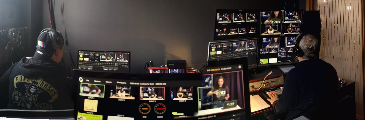 graffitiTV1's tweet photo. LIVE!! is how we live. BTS with @EYESYouth #couchpotatolab at #graffitiTV_yqr studios in #yqr. Watch us on #youtube daily at 1 @EYESYouth https://t.co/3dJEUbsuF1