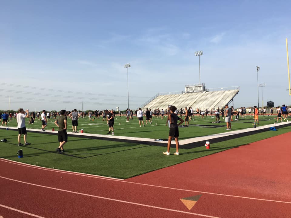 VinnieKENS5's tweet photo. Texas high school athletic summer workouts are underway. Quite the different look, but part of the process. It's progress if anything. #kens5eyewitness #Safety #SocialDistance #Santizing https://t.co/jLfNsX1xUp
