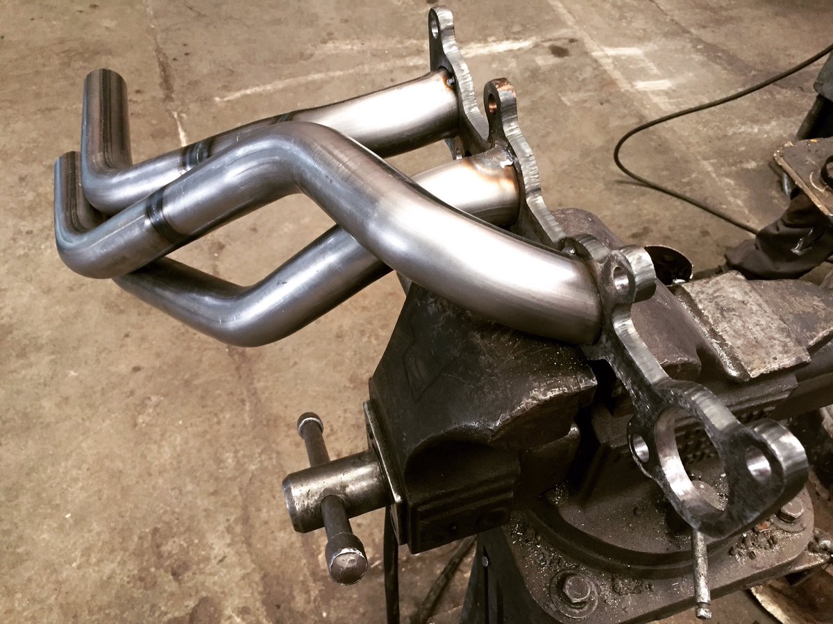 _Hangar1's tweet photo. Fabricación a medida de Headers en 1 3/4” mandrilado para Mustang 😎 @FordMX #mostrang inspiración @frankymostro @MRKONS unos para el Kwid 😁😎 https://t.co/FYO8LpUHuM
