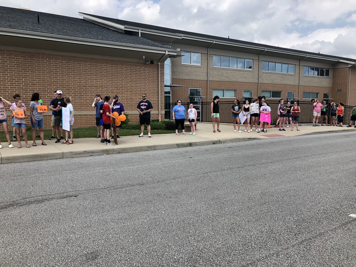 AMSConnections's tweet photo. Awesome display of support.  160+ gather to  welcome home 8th Grader Andrew Swartz from Hospital. Welcome Home Andrew! Proud to be an Arrow! https://t.co/soieaB5U6r