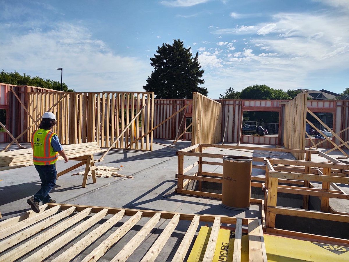 Stahlco's tweet photo. Day 2️⃣ of wall panel installation is underway for the first floor of the new ‘Via Sol’ multi-family housing complex in St. Louis Park. #StahlBuilds #StahlMN #multifamilyconstruction #housing #minnesotaconstruction https://t.co/b8CdFWraQb