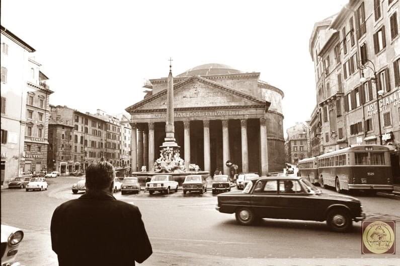 1969 ..quando il Pantheon era un parcheggio (anzi, la rotonda..)

 #chilhavisto