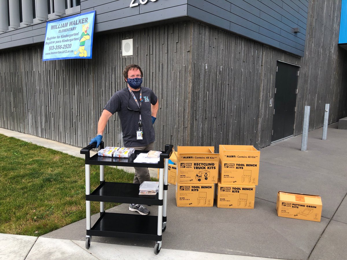3rd round of <a href="/HomeDepot/">The Home Depot</a> craft kit distributions continue, today at William Walker Elem! Partnered again w/ <a href="/BeavertonSD/">Beaverton Schools</a>Cafe Nutrition Services giving out  #grabngo lunches. #kidmadethings #BSDFutureReady <a href="/BSDFutureBus/">#FutureBus</a> @BeavertonSD