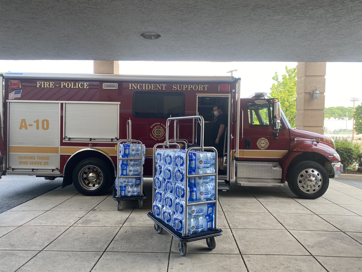 ChelseaOEM's tweet photo. Today we were happy to be able to donate water to the @BostonSparks A-10 Crew. The members of this team respond to police &amp; fire incidents within communities of the Metro Boston area and provide rehab to first responders. Keep up the great work! #Teamwork https://t.co/53eKzjWw7P