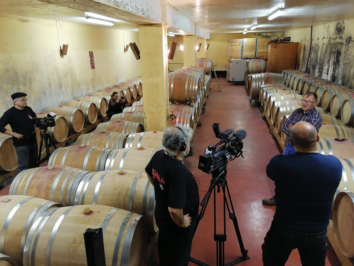 domainefinon's tweet photo. Tournage avec l'équipe de https://t.co/TXdoJLv8Fq !
Bientôt le reportage !

#reportage #filming #wine #ardèche #domainepierrefinon #vineyard #winery https://t.co/oQIxeWC8ch