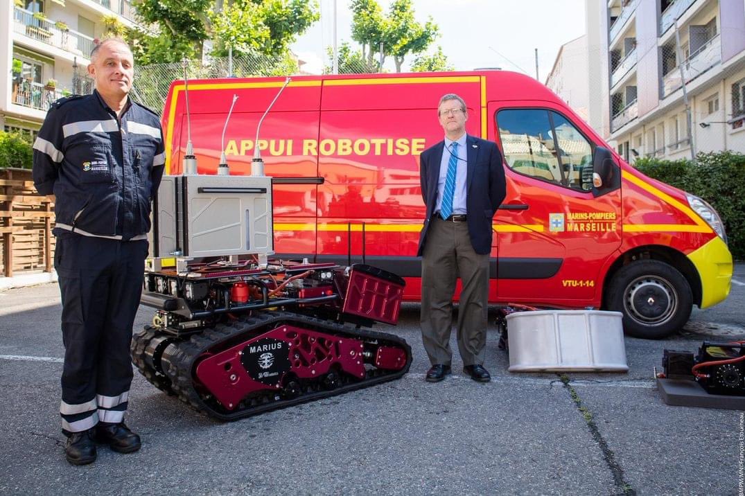 SharkRobotics's tweet photo. Merci à M. Simon Hankinson, consul général @usamarseille d’etre venu voir Marius, Le robot Colossus @SharkRobotics qui équipe depuis peu les @MarinsPompiers, et qui a reçu l’award #EmergingTechnology2019 par l’@ASMEdotorg https://t.co/fyyLoRPeSP