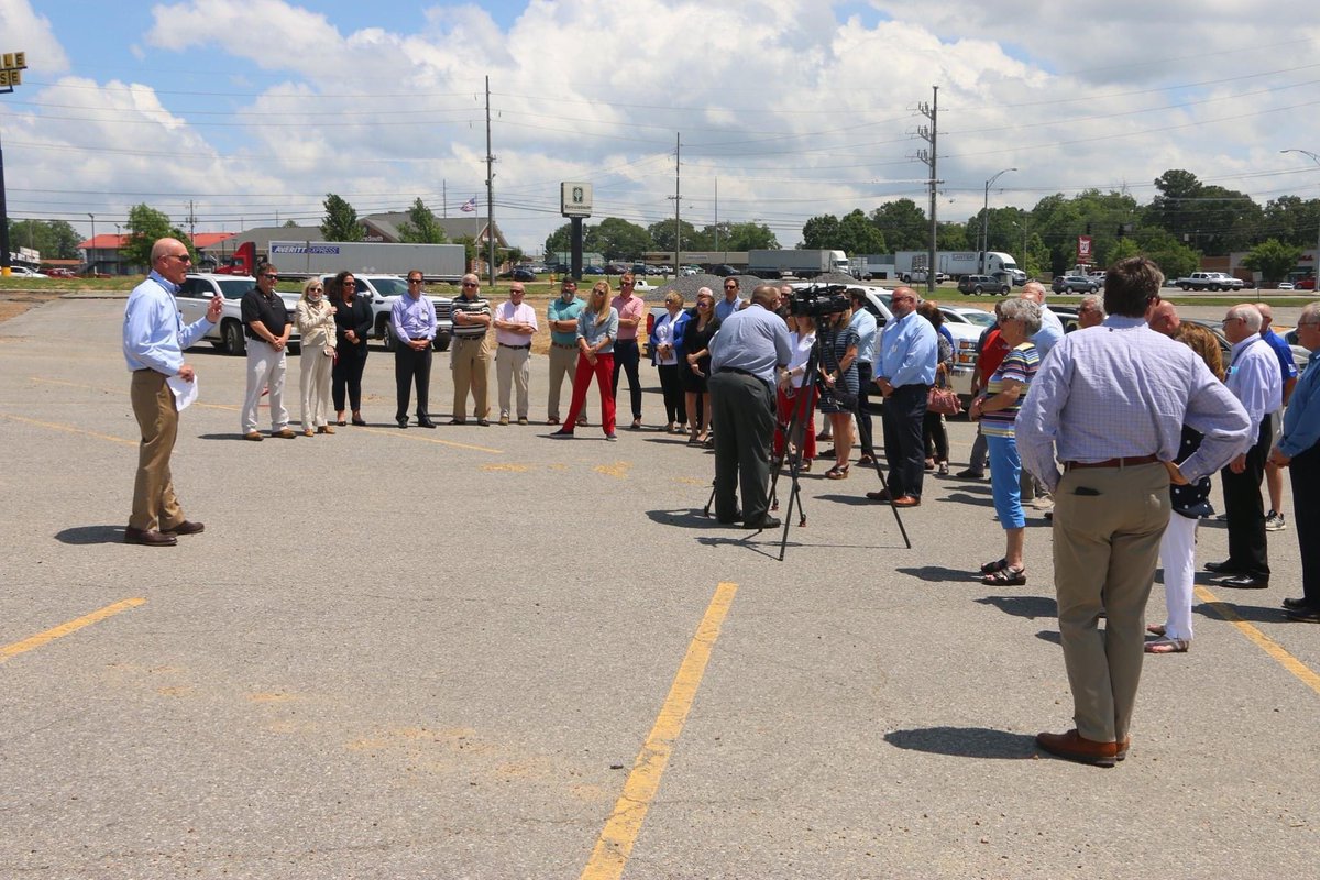 smrnews's tweet photo. IT'S OFFICIAL: Food City is headed to Albertville.

Food City President and CEO Steve Smith announced today Albertville would be home to the state's first Food City supermarket, located at the former Kmart property. https://t.co/hEZDrZo4hX