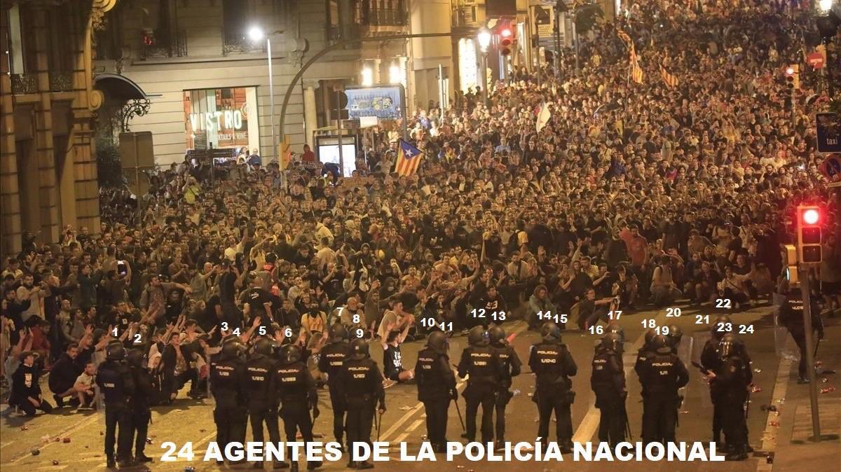 LuisGestoso's tweet photo. Abusan del poder hasta la náusea. A la izquierda: dejan solos a 24 agentes de @policia con los salvajes CDR. Los manda el ministro solos a la encerrona. Al lado, 28 agentes de la guardia civil protejen al matrimonio comunista Iglesias en Galapagar. También los manda el ministro👇🏻 https://t.co/P5tqOVcrG6
