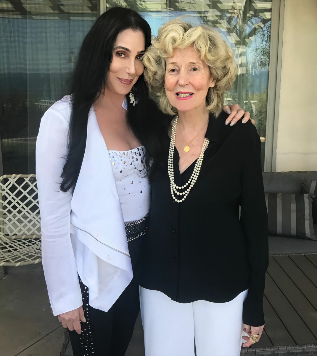 SergioCrewSpain's tweet photo. @AbelArana No es por ser tiquismiquis🤣pero...

1. La foto es de 2012
2. Cher tiene 74 y su madre 94
3. Esta foto es más reciente (2019) y aún así lucen increíbles ⬇️ https://t.co/xnFUu1P4w5