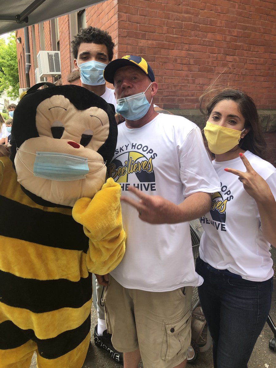 Thanks to <a href="/UConnMBB/">UConn Men's Basketball</a> for coming to support 8th grade locker clean out <a href="/kennelly_school/">Kennelly School</a> 🐝 #BeTheChange