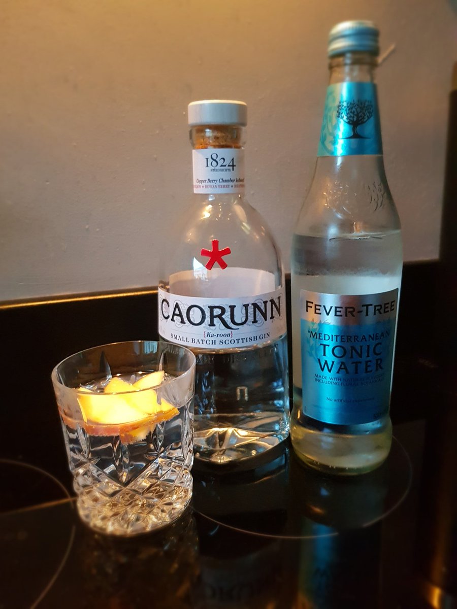 mumofawarrior's tweet photo. Cause its Wednesday and I feel like i deserve it! #caorunn #fevertree #pinkladyapple https://t.co/Dy6Sf1qzFF