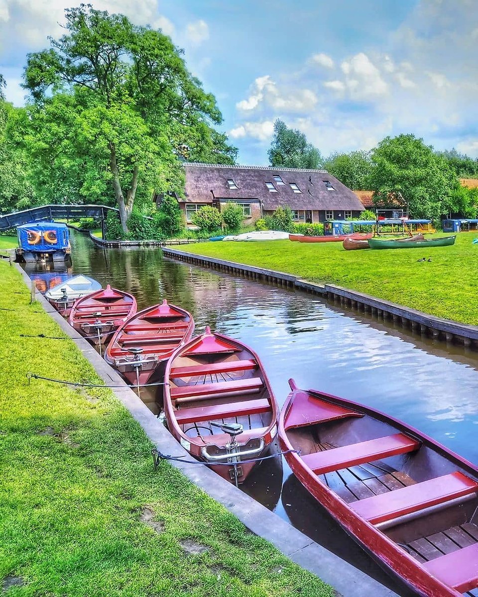 Giethoorn, Netherlands 😍😍

Credit to @david_jiau01

 😍😍
.
.
#travel #traveling #vacation #visiting #instatravel #instago #instagood  #travelling  #tourist #instapassport #instatraveling #mytravelgram #travelgram #travelingram #igtravel #travelphotography