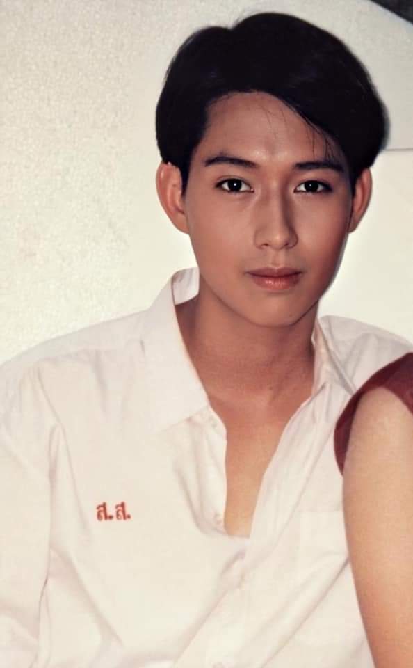 EarnLuv's tweet photo. พระเอกสมัยก่อนหล่อมากแบบโนศัลย์ หล่อแบบมากๆ เล็ก ศรัณ&amp;ธรรม์คือเป๊ะไปทุกส่วน นี่รูปเมื่อ26-27ปีที่แล้ว นี่เด็กมากๆ แต่จำชื่อได้ เสียดายที่จากไปไวมากทั้งคู่เลย😭 #ตั้วศรัณยู https://t.co/qqZoqA9Fk5