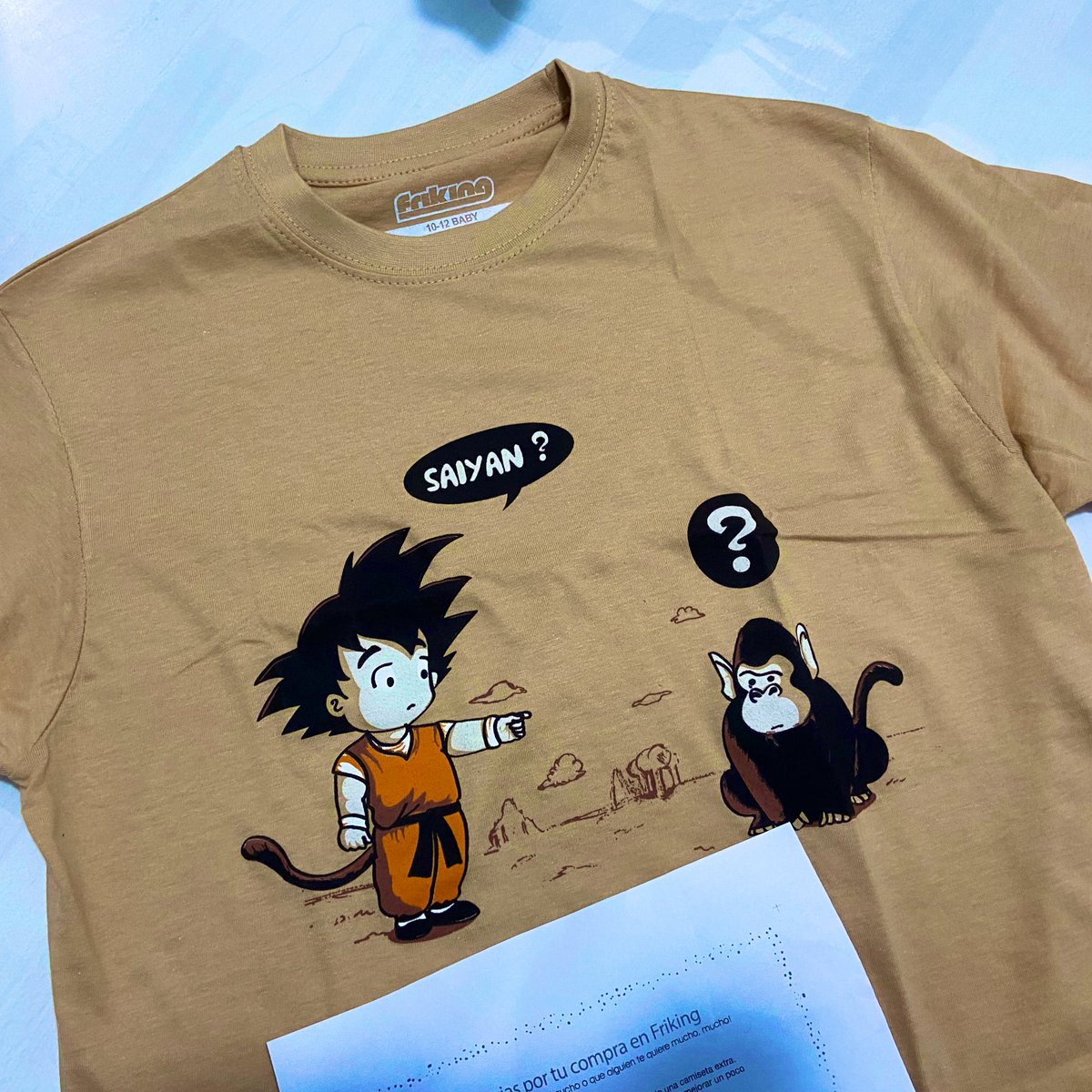 johnnyss85's tweet photo. Octogésimo noveno día de la cuarentena del COVID-19: Cuando he abierto el paquete de #Friking y he visto una camiseta de niño he pensado “Ya me la han liado”. Luego he visto que mis mascarillas también estaban.
Resulta que es para que se la dé a alguien necesitado, ¡qué idea! 🥳 https://t.co/lSKqimwvHJ