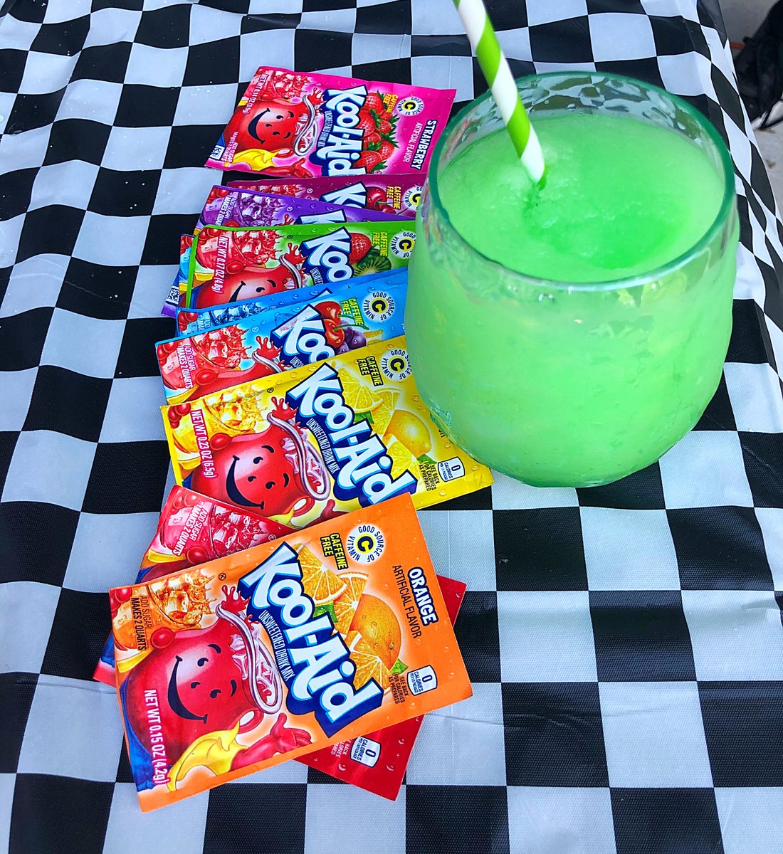 Dastylishfoodie's tweet photo. #KoolAid #Slushes with my #Kiddos we had a blast creating this video. @koolaid #Summer #SummerFun #SummerHeat #Foodie #IcedDrinks #KidApproved #Patio #Summer2020 #MomLife #DaStylishFoodie
https://t.co/0kmDKO3Okk https://t.co/EuFI7Sekkv
