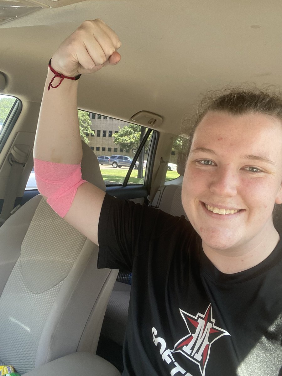 Julesdoesstuff's tweet photo. Hospitals across the country are dealing with severe shortages right now! Only 5% of eligible candidates donate on an annual basis! Donate blood!!!!! #nowmorethanever #covidcodered @UniversityBlood @uchicagoblood https://t.co/f2SrKVfkW8