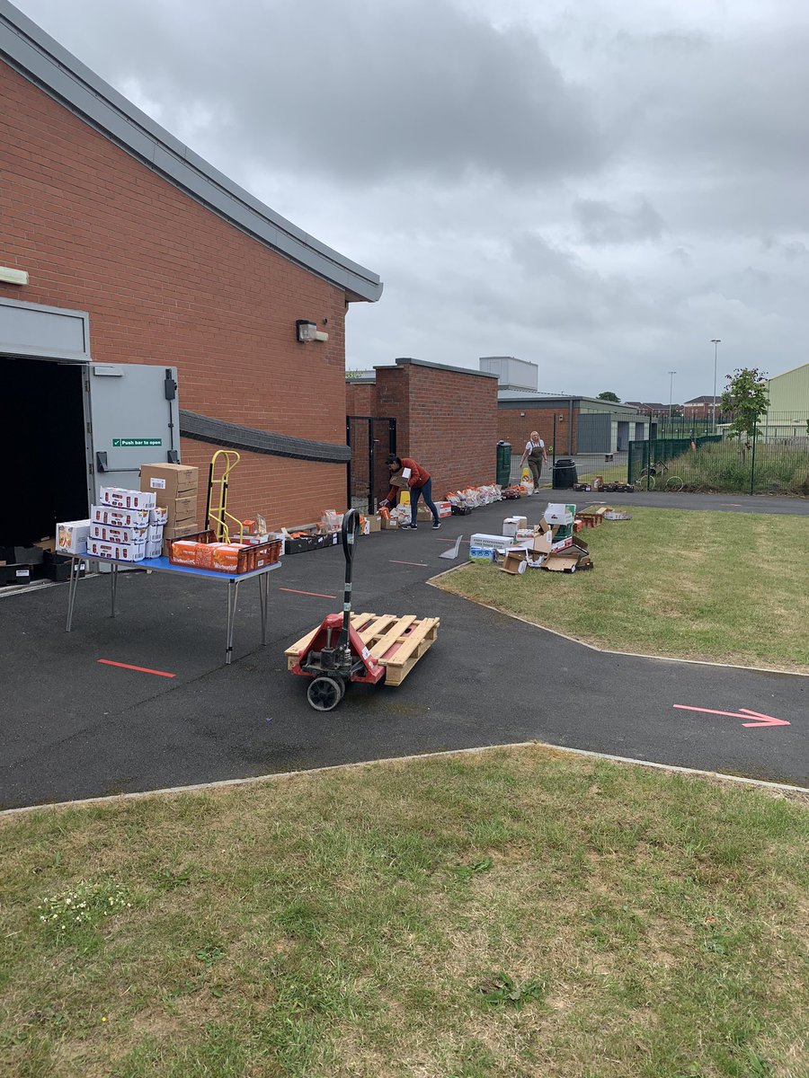 It was great to see some of our children and families today at FareShare. Lots of lovely messages from people about the food deliveries. Feeling the love from the community. <a href="/PennineWay_Sch/">Pennine Way Primary</a> @HarrabyT <a href="/CalderFoods/">Calder Foods</a> <a href="/FareShareUK/">FareShare</a> @CarlisleYZ
