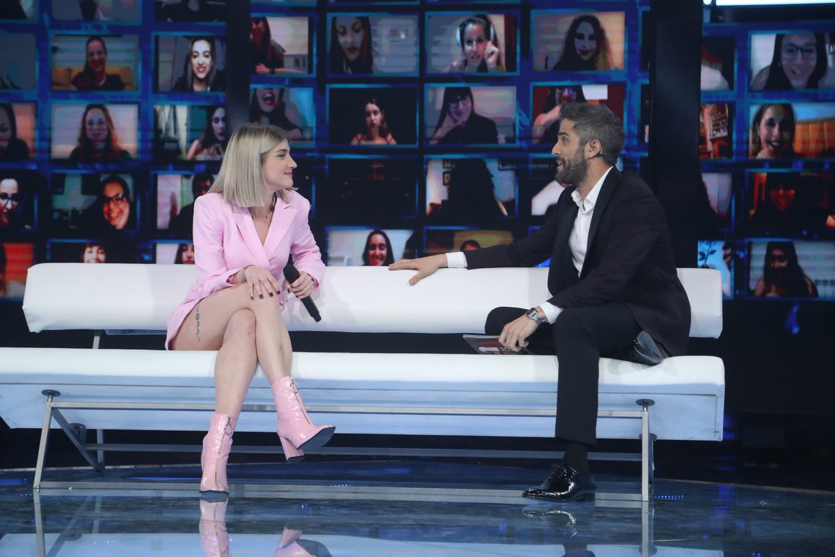 Sandralpacino's tweet photo. Te digo yo que Samantha acabará siendo en un futuro presentadora de algo, es la mejor 😆 #OTGalaFinal https://t.co/Fdz6VbecDF